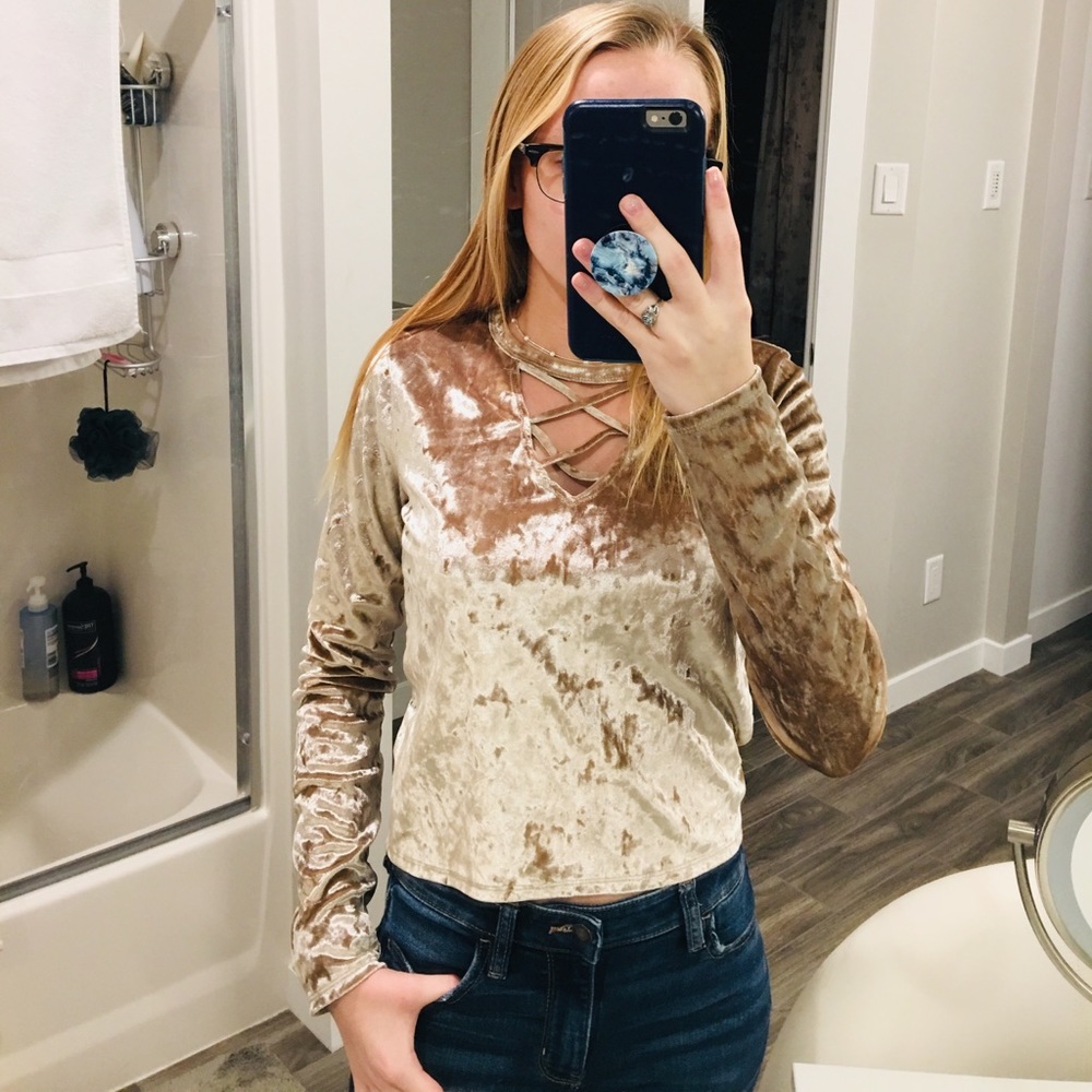 hollister velvet cropped tee